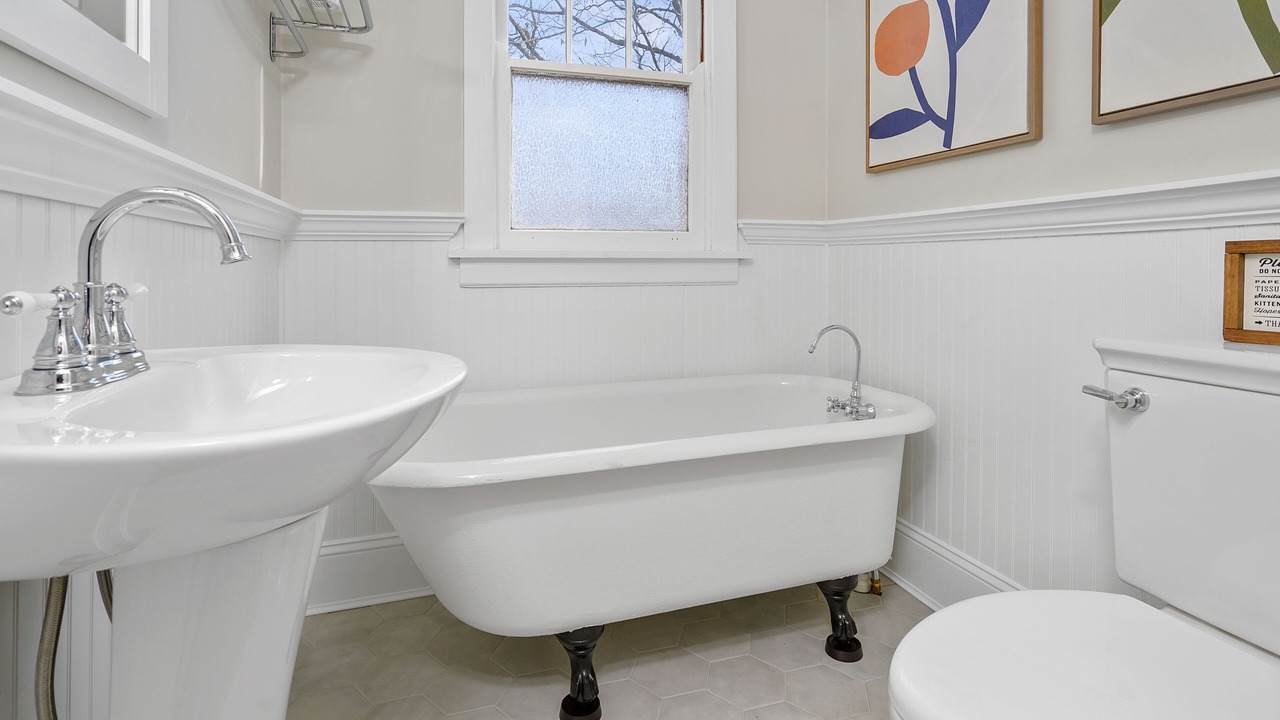 Photo of Bathroom in Roselawn Finance