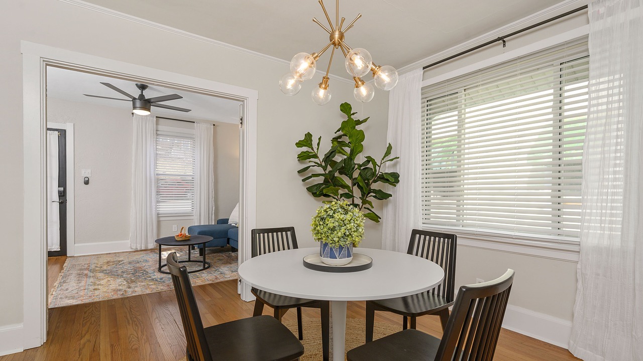 Photo of Livingroom in Roselawn Finance