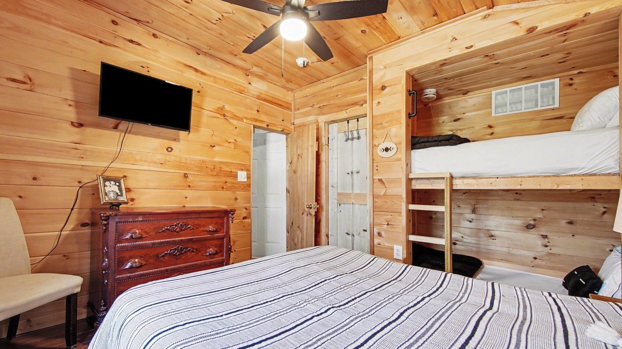 Photo of Bedroom in Frenchburg