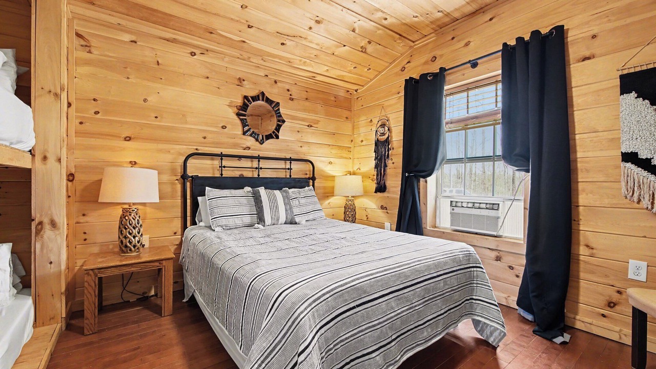 Photo of Bedroom in Frenchburg