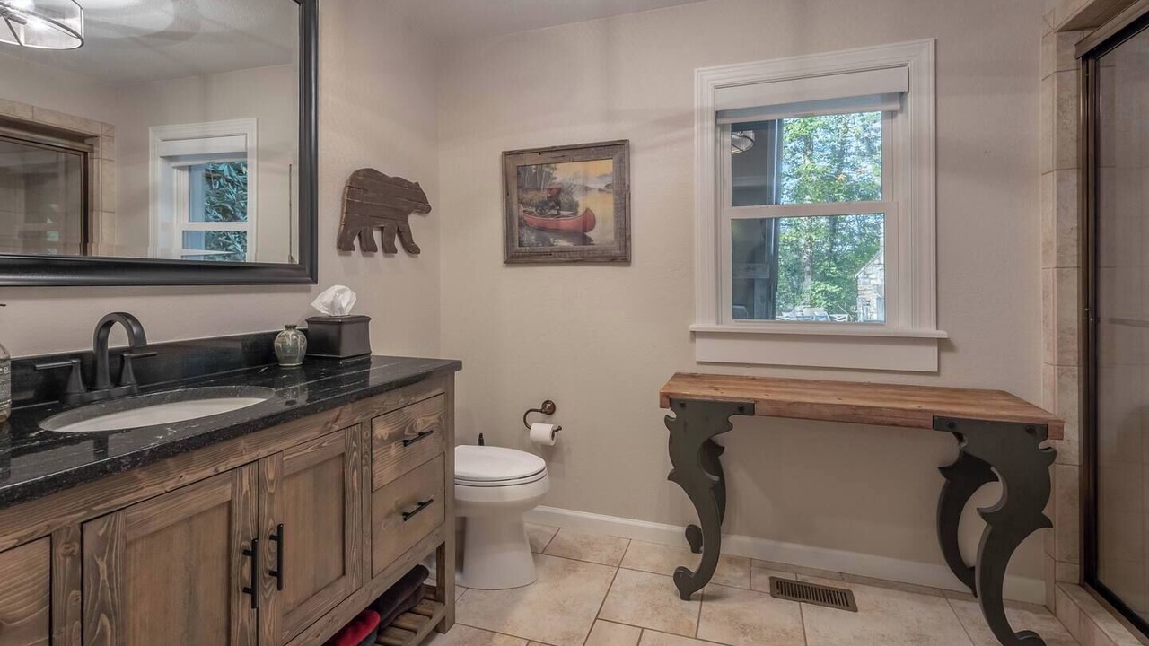 Photo of Bathroom in Lakeview Hills