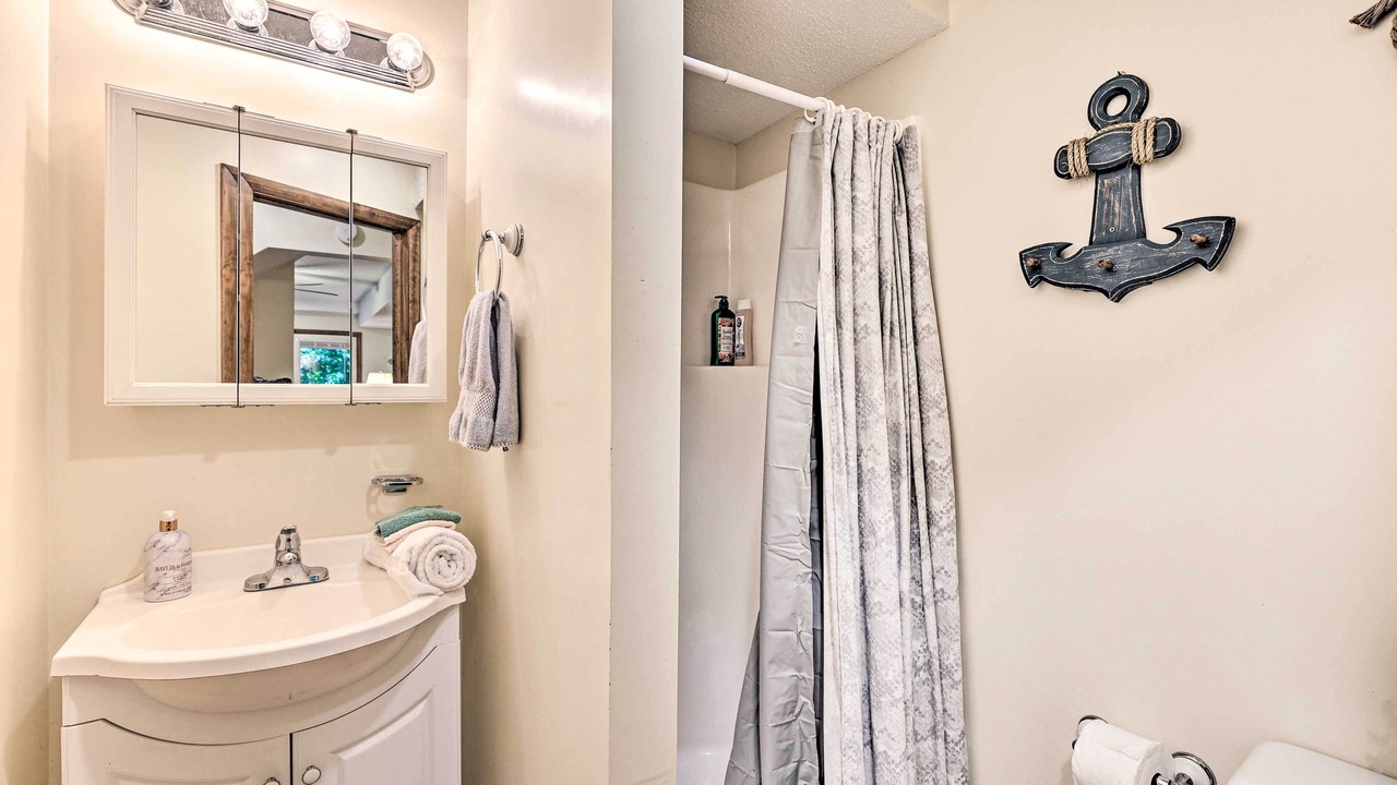 Photo of Bathroom in Roan Mountain
