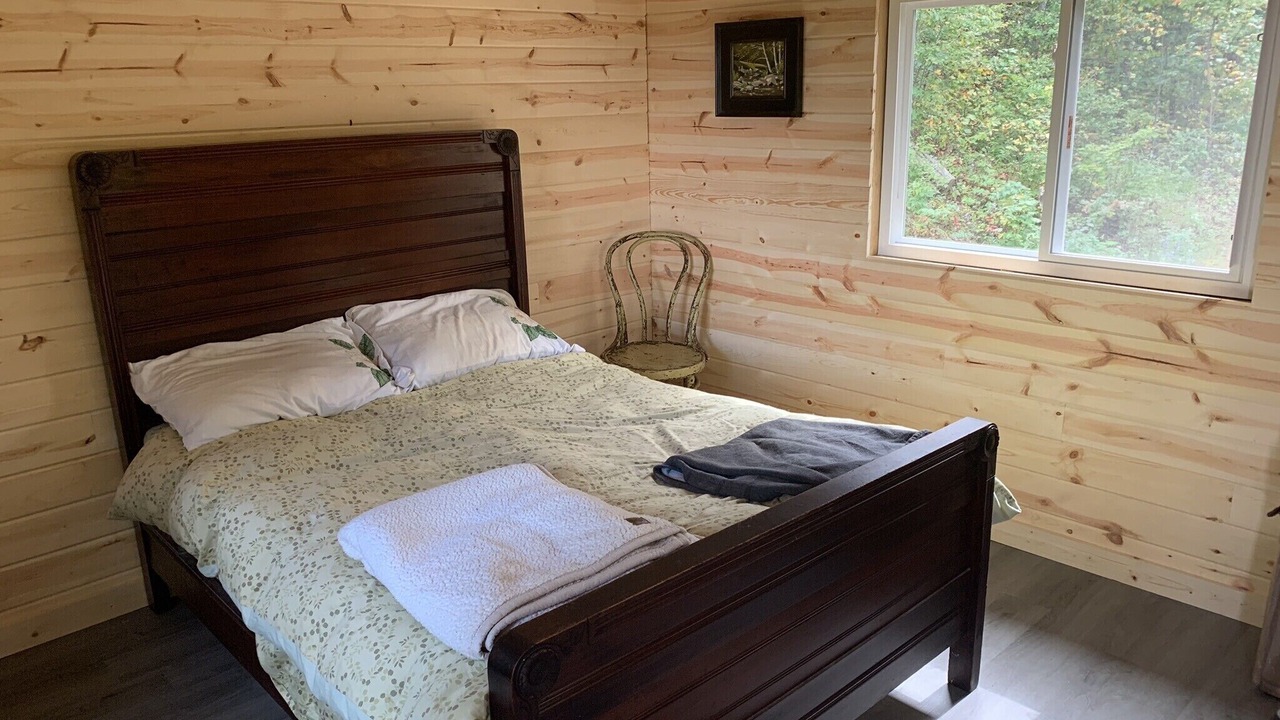 Photo of Bedroom in Barnardsville