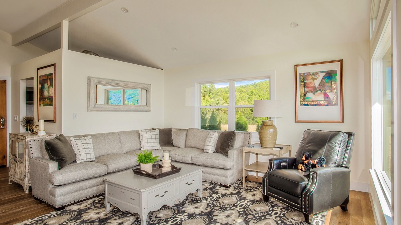 Photo of Livingroom in Pittman Center