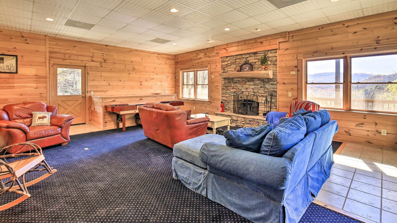 Photo of Livingroom in Lansing