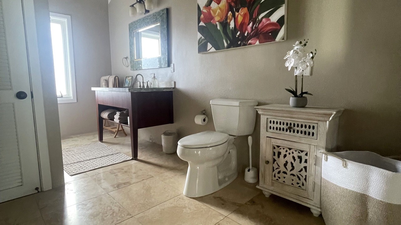 Photo of Bathroom in Historic Lahaina Front Street