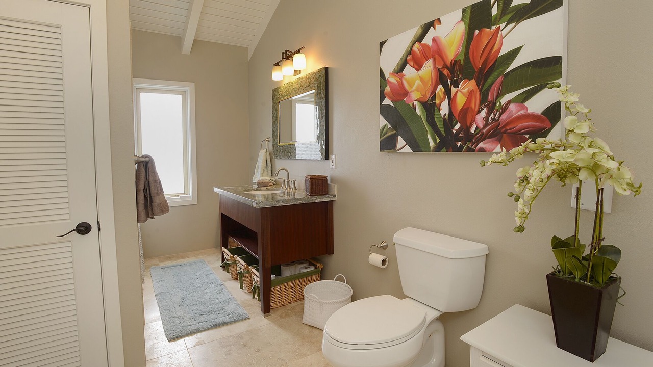 Photo of Bathroom in Historic Lahaina Front Street