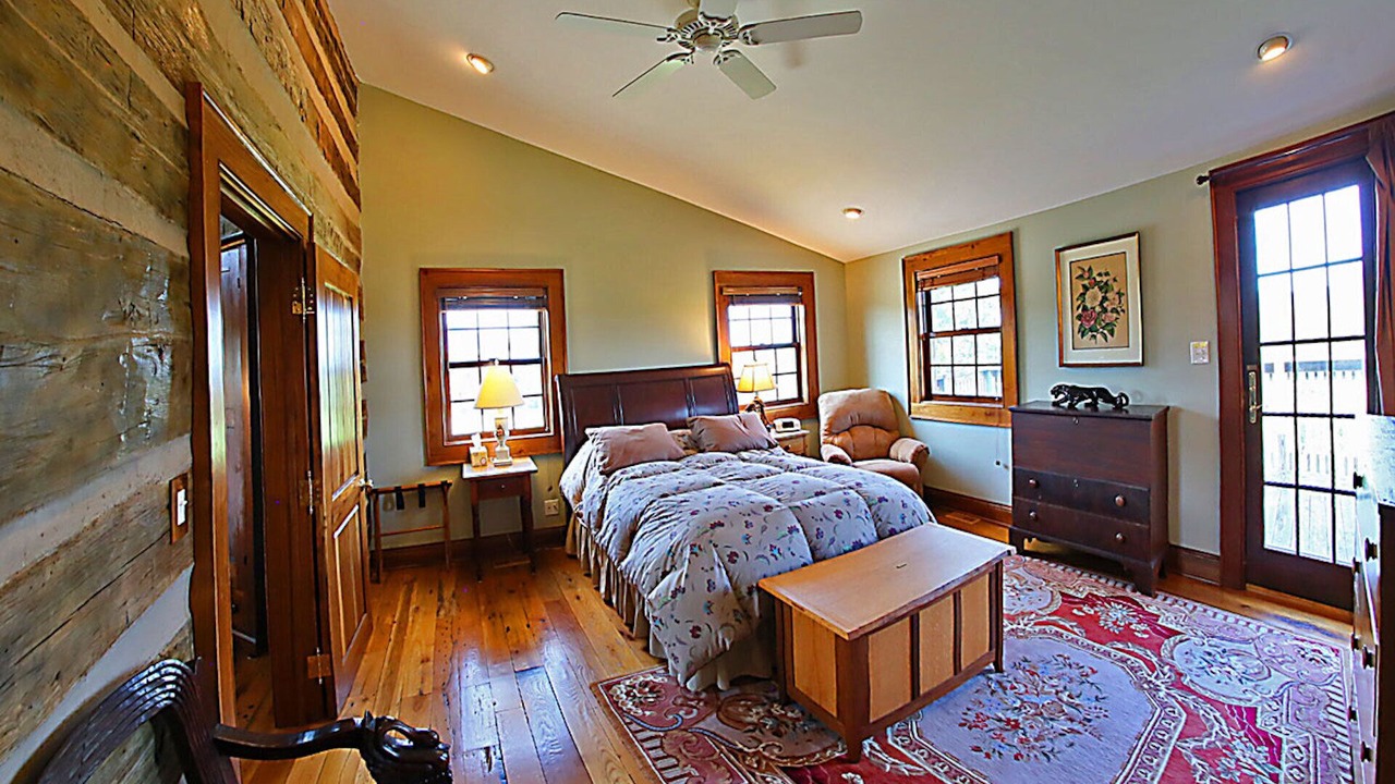 Photo of Bedroom in Clendenin