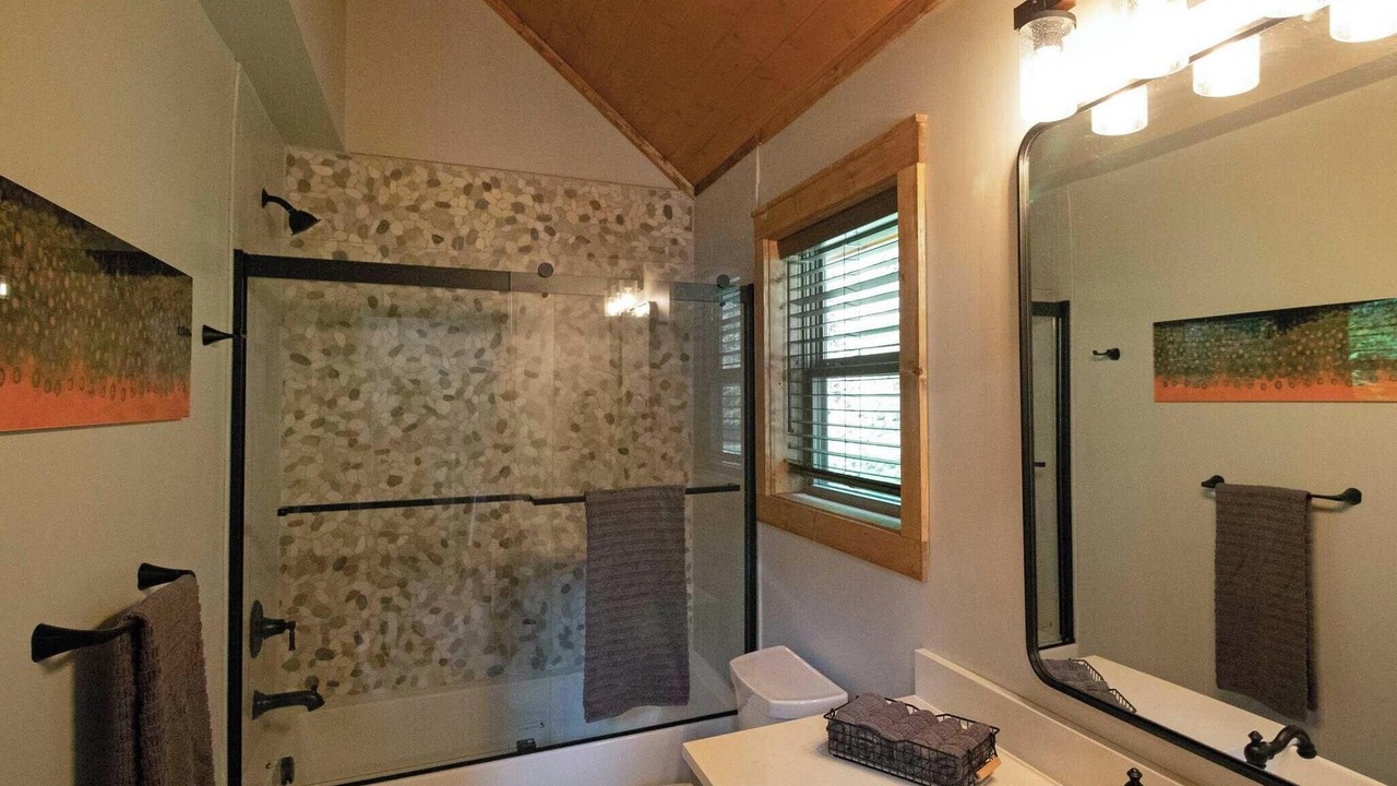 Photo of Bathroom in Roan Mountain