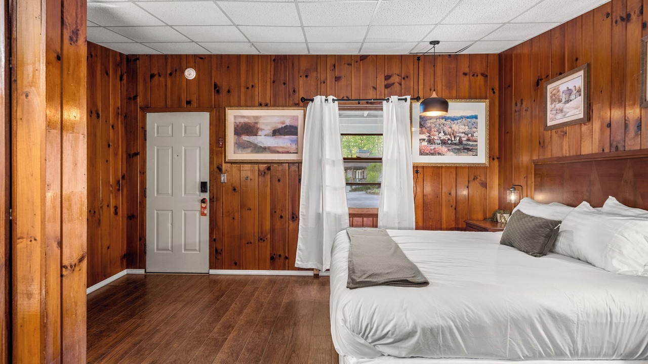 Photo of Bedroom in Hendersonville