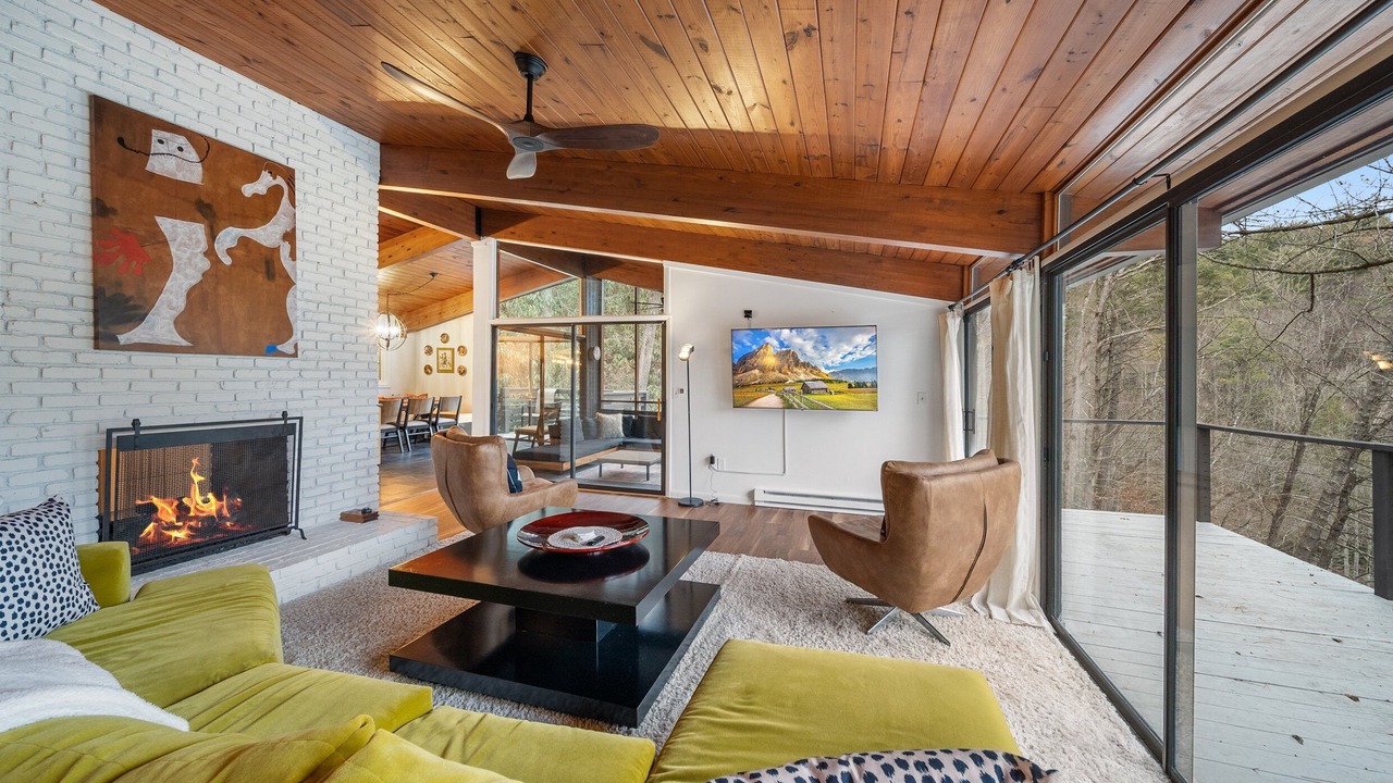 Photo of Livingroom in Lenoir