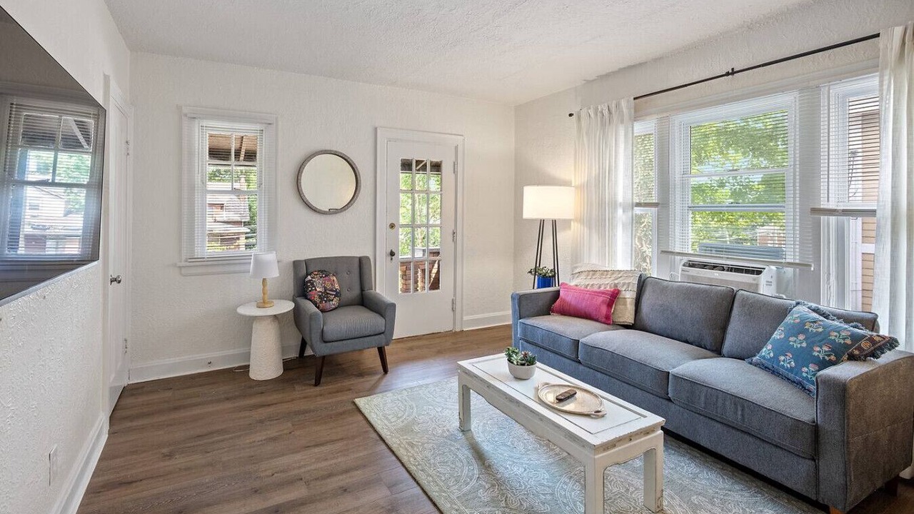 Photo of Livingroom in Roselawn Finance