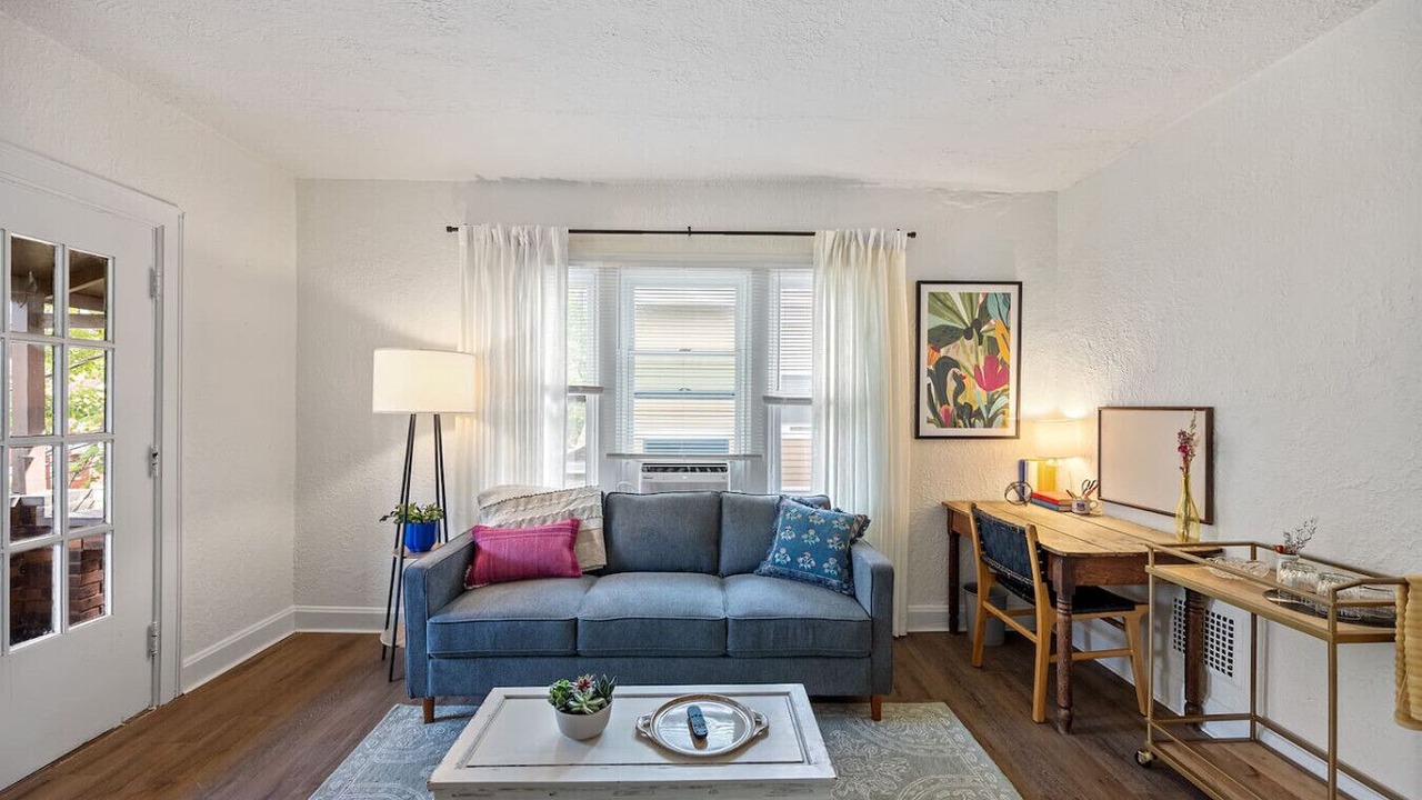 Photo of Livingroom in Roselawn Finance