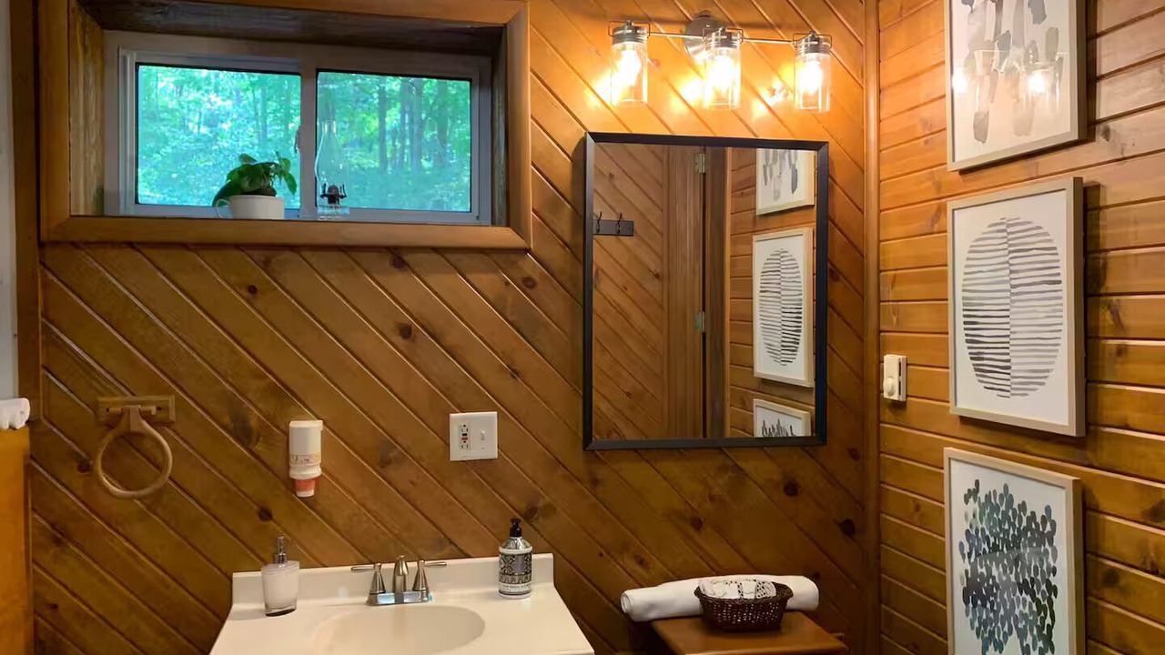 Photo of Bathroom in Carpenter