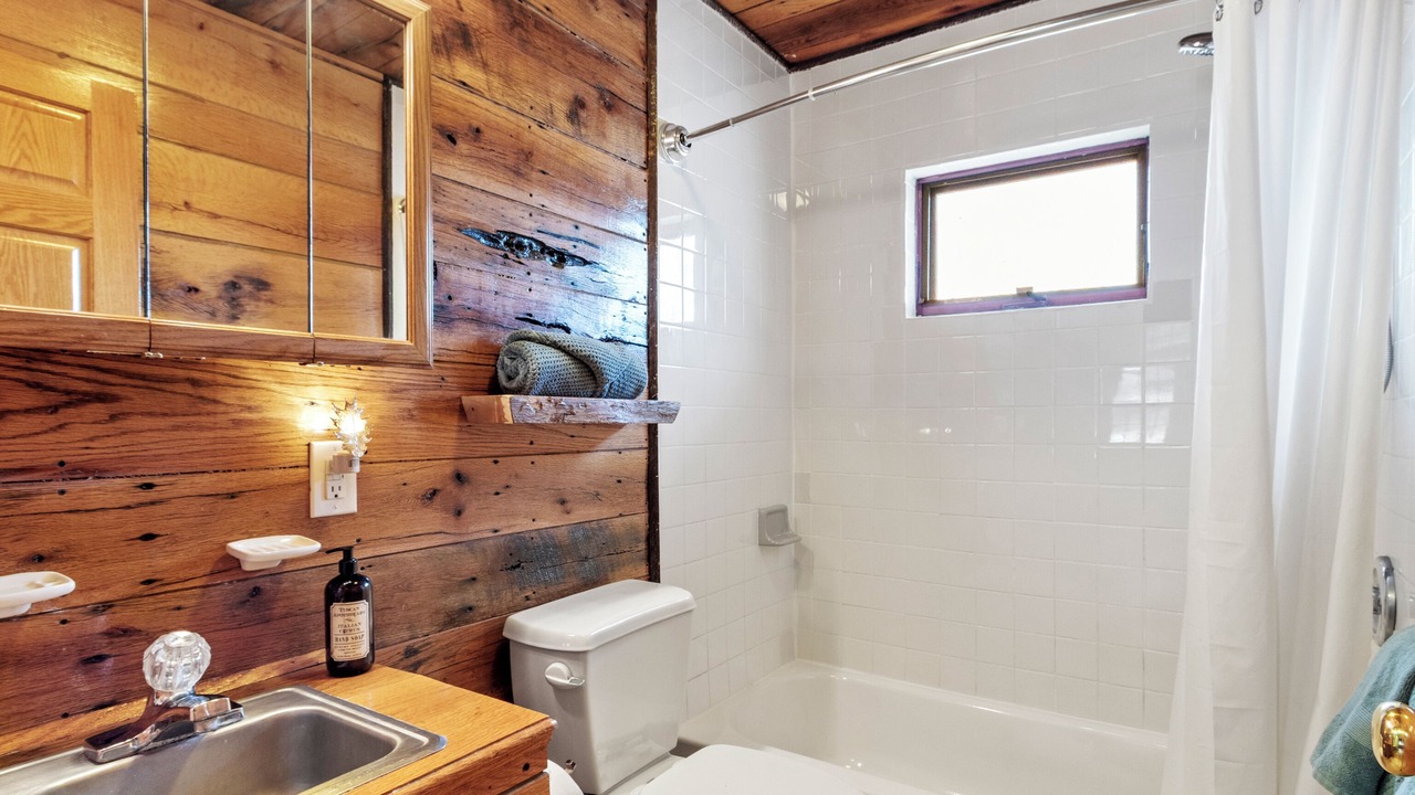 Photo of Bathroom in Newland