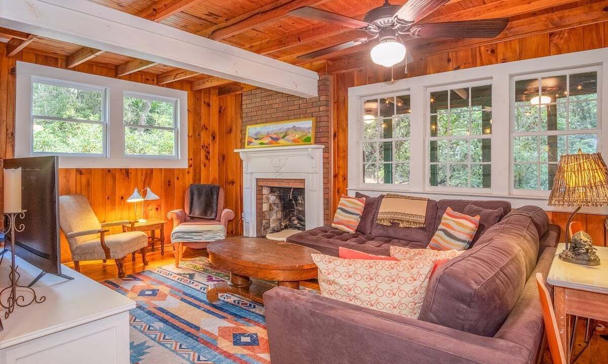 Photo of Livingroom in Cedar Mountain