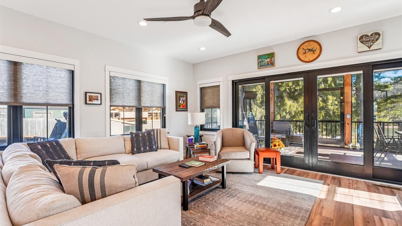 Photo of Livingroom in North Glade Hills