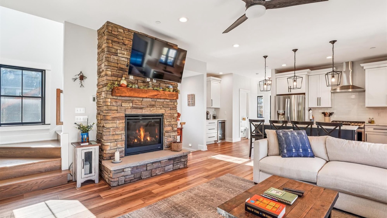Photo of Livingroom in North Glade Hills