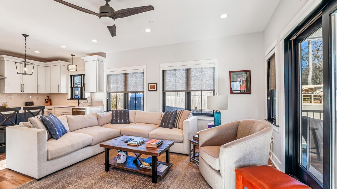 Photo of Livingroom in North Glade Hills