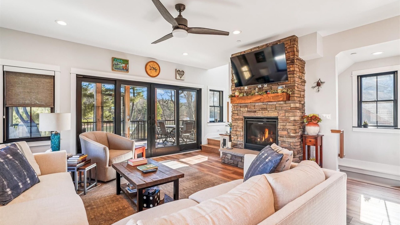 Photo of Livingroom in North Glade Hills