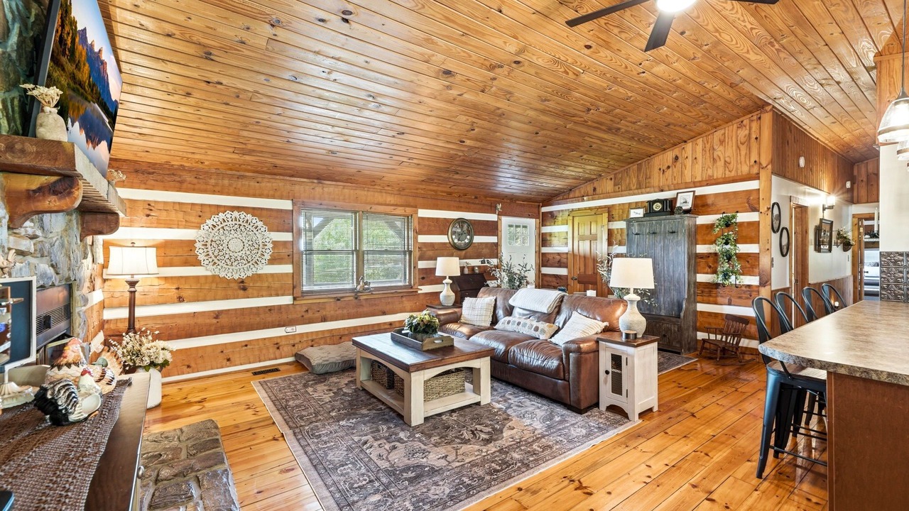 Photo of Livingroom in Piney Flats