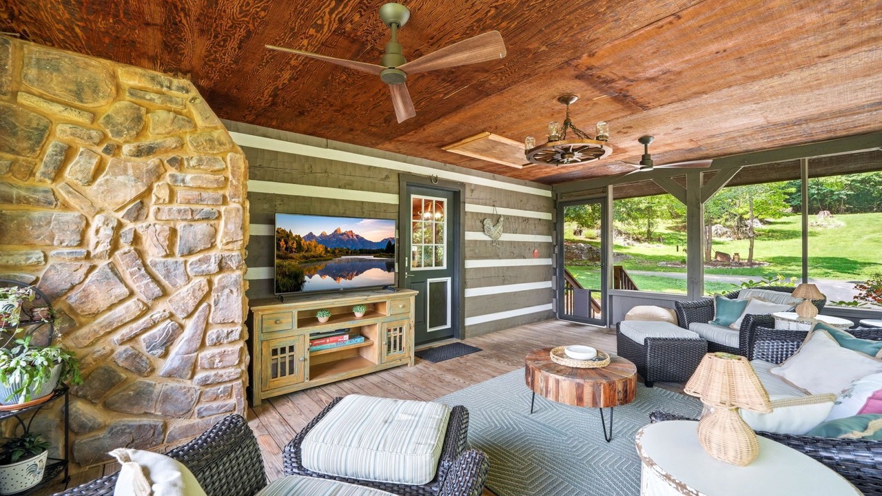 Photo of Livingroom in Piney Flats