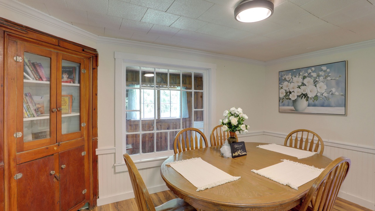 Photo of Livingroom in West Jefferson