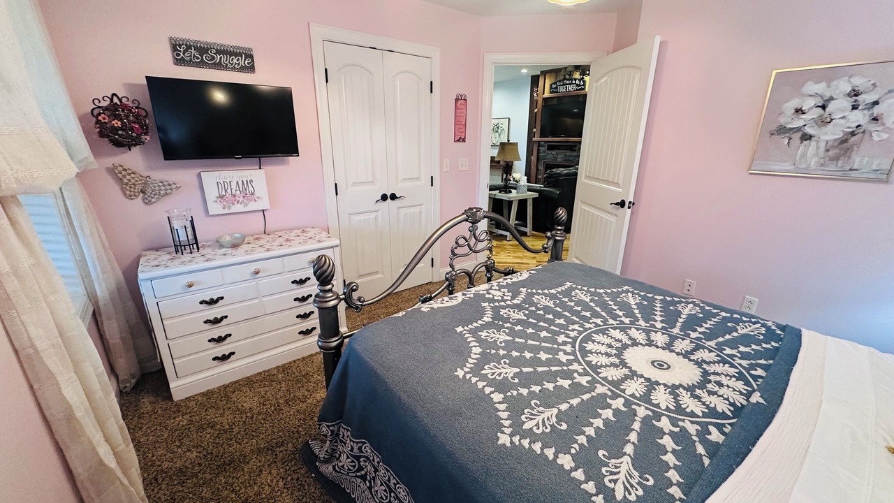 Photo of Bedroom in Crown City