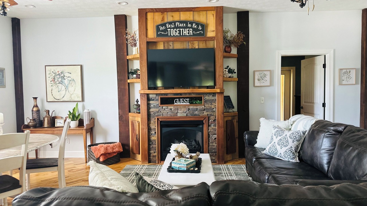 Photo of Livingroom in Crown City