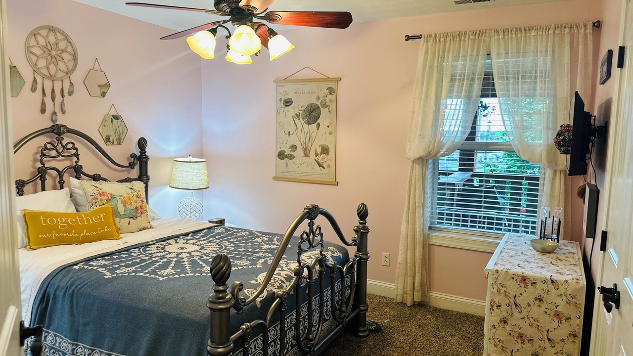 Photo of Bedroom in Crown City