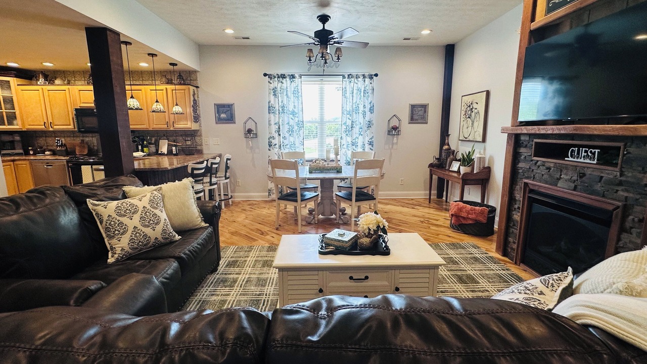 Photo of Livingroom in Crown City