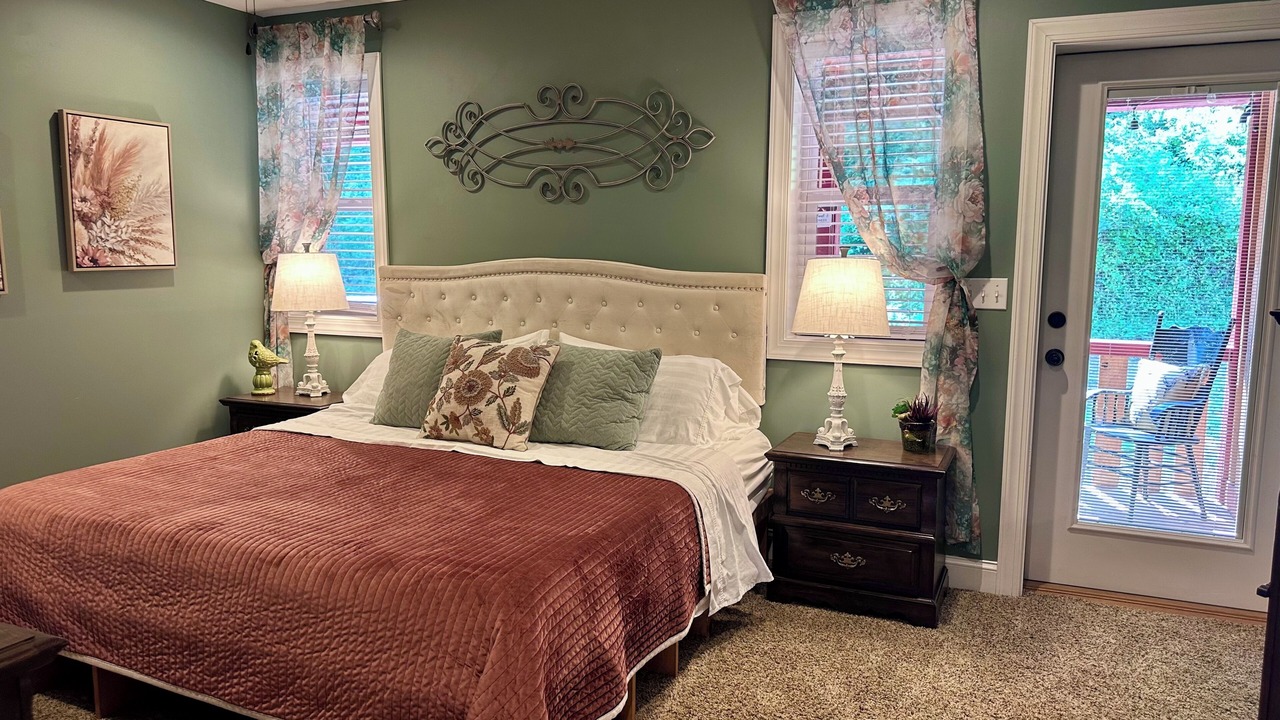 Photo of Bedroom in Crown City