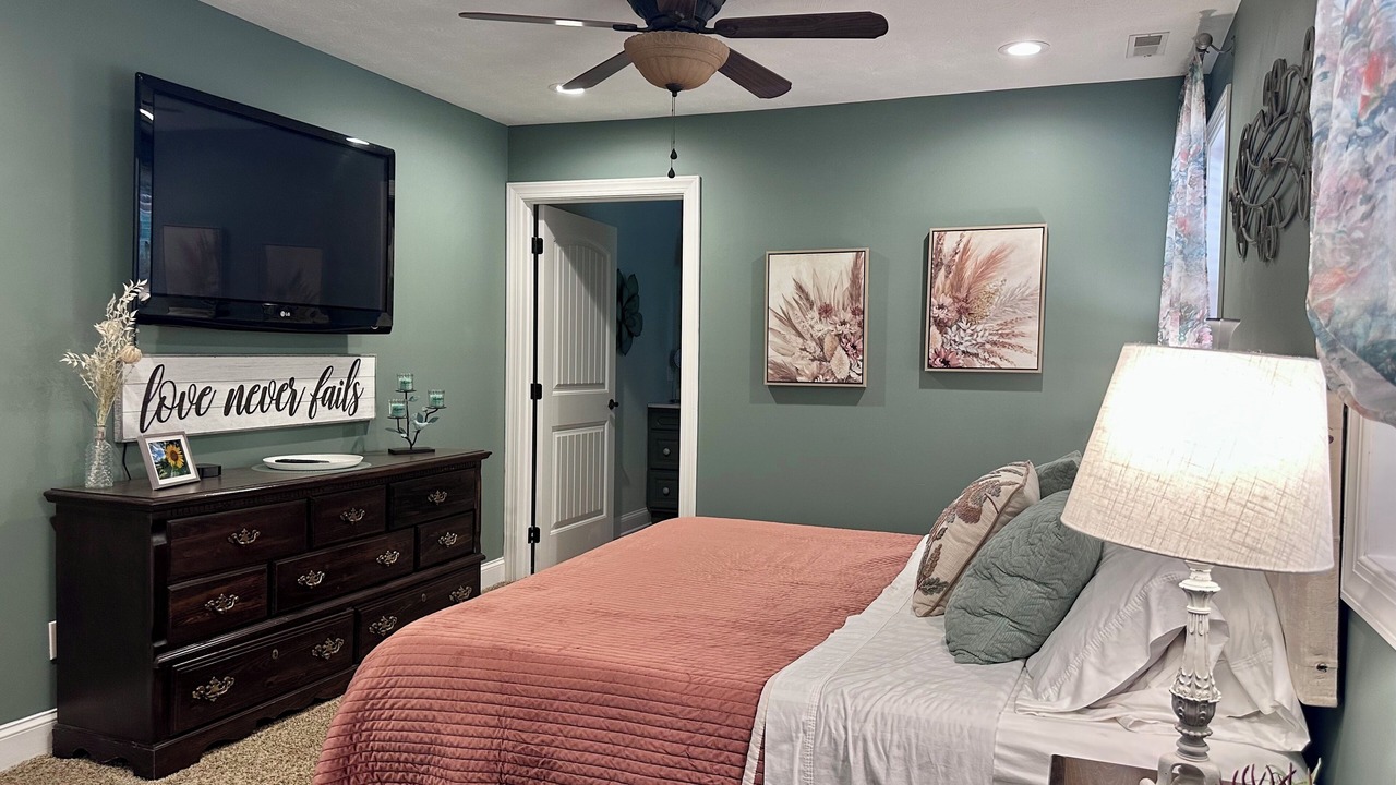 Photo of Bedroom in Crown City