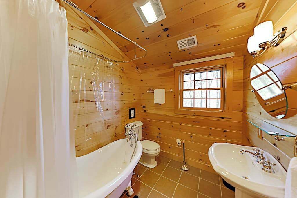 Photo of Bathroom in Old Fort