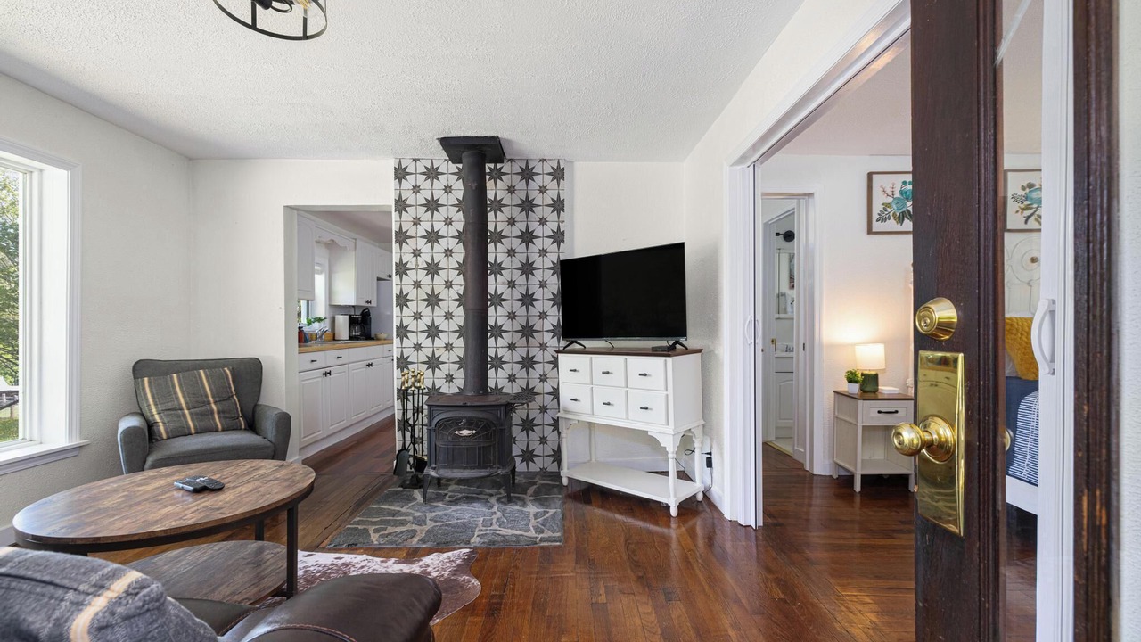 Photo of Livingroom in Roan Mountain