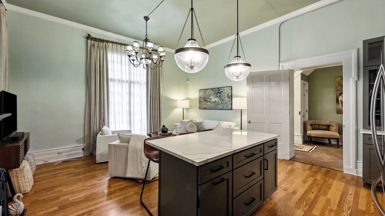 Photo of Livingroom in West Suburb