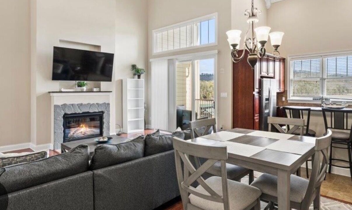 Photo of Livingroom in Andersonville