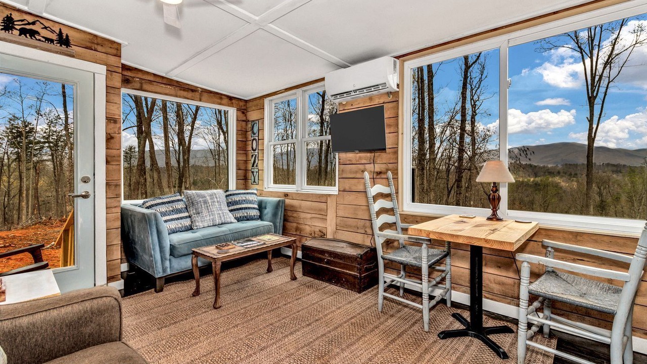 Photo of Livingroom in Old Fort