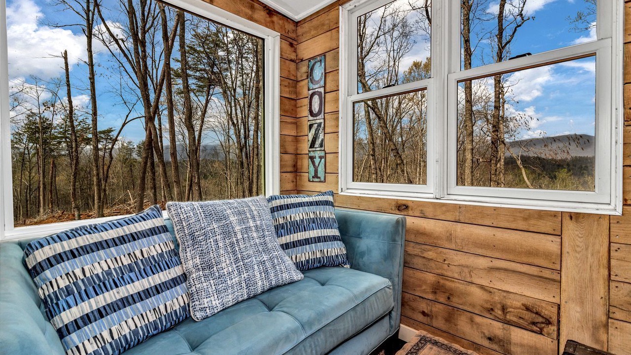 Photo of Livingroom in Old Fort