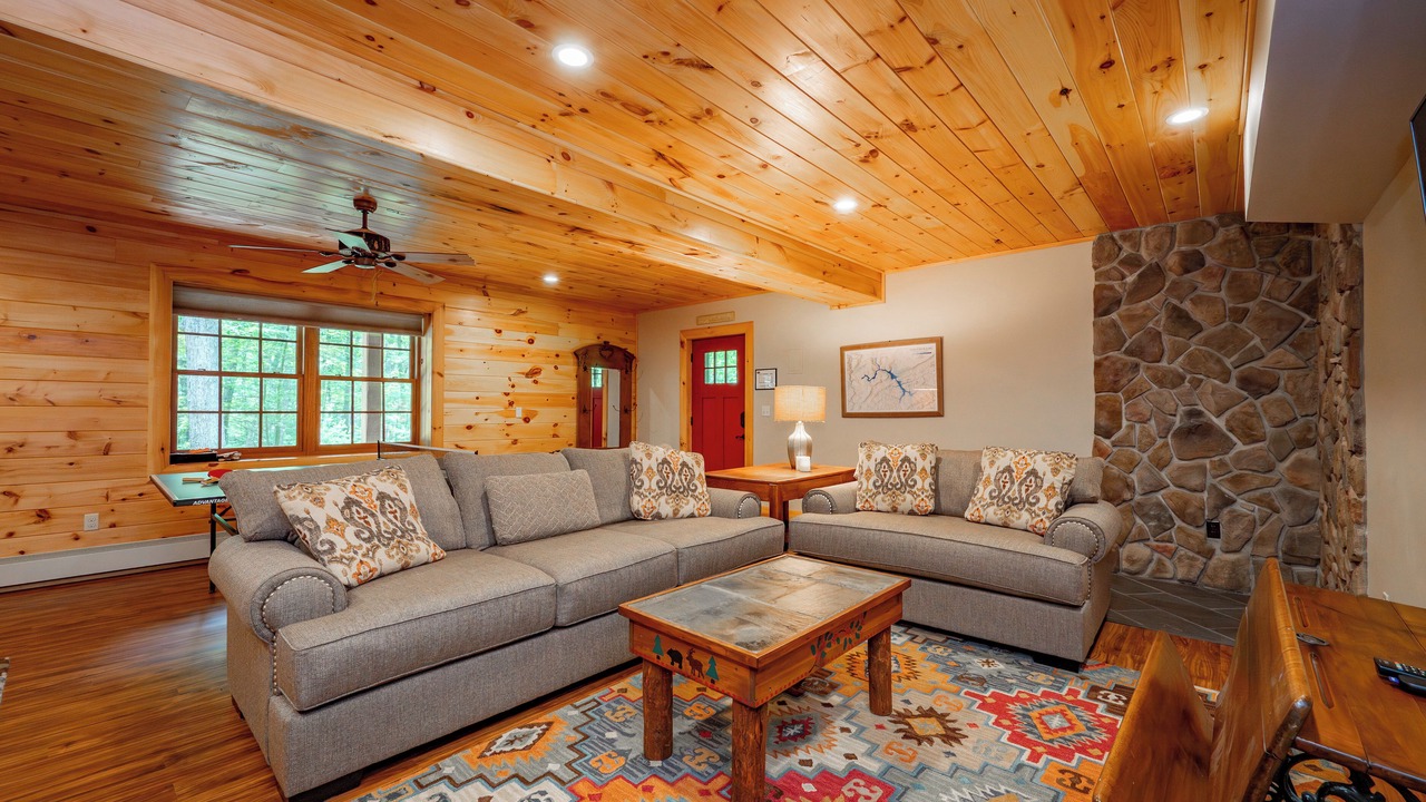 Photo of Livingroom in North Glade Hills