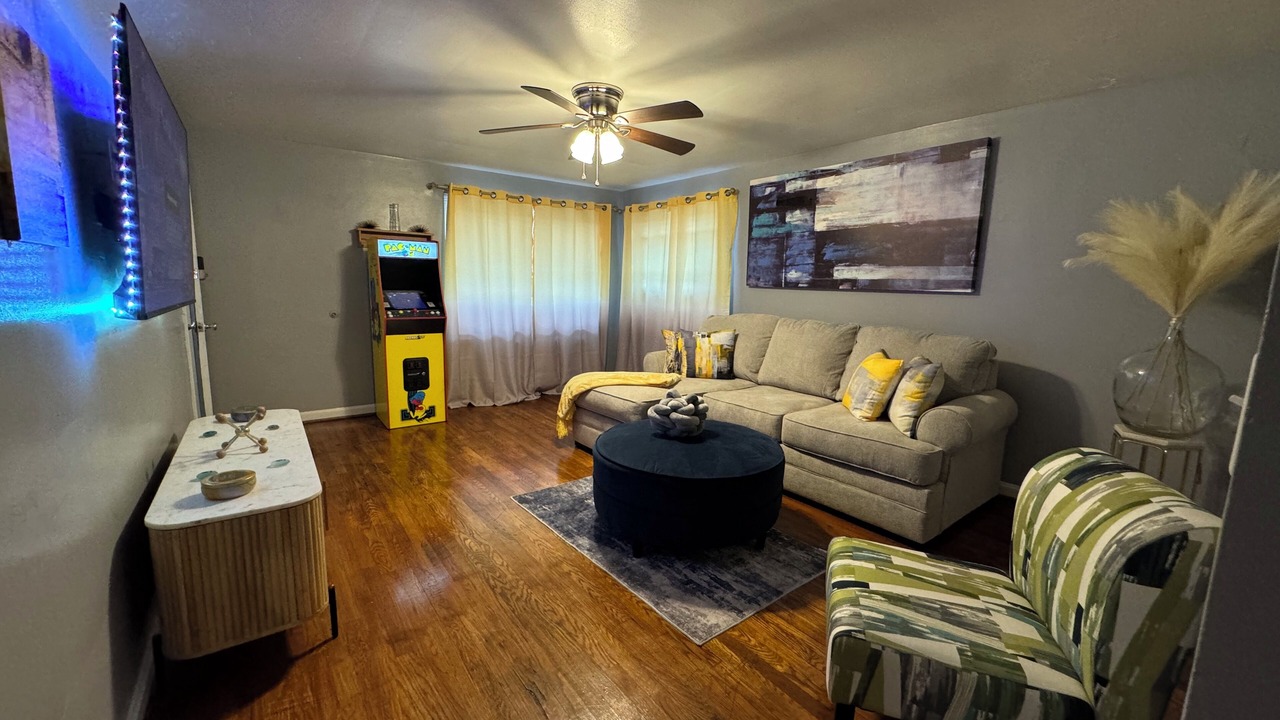 Photo of Livingroom in Roselawn Finance