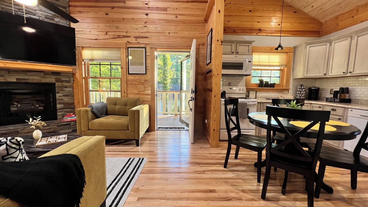 Photo of Livingroom in West Jefferson