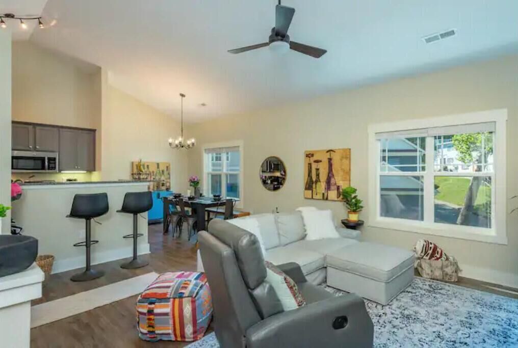 Photo of Livingroom in Five Points