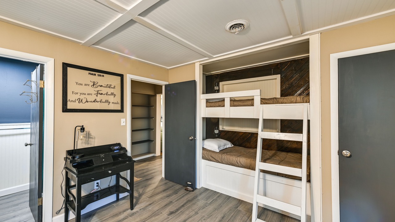 Photo of Bedroom in Crittenden