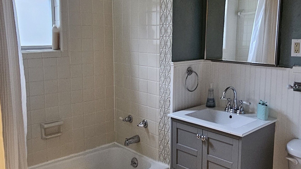 Photo of Bathroom in Grove Park- Sunset