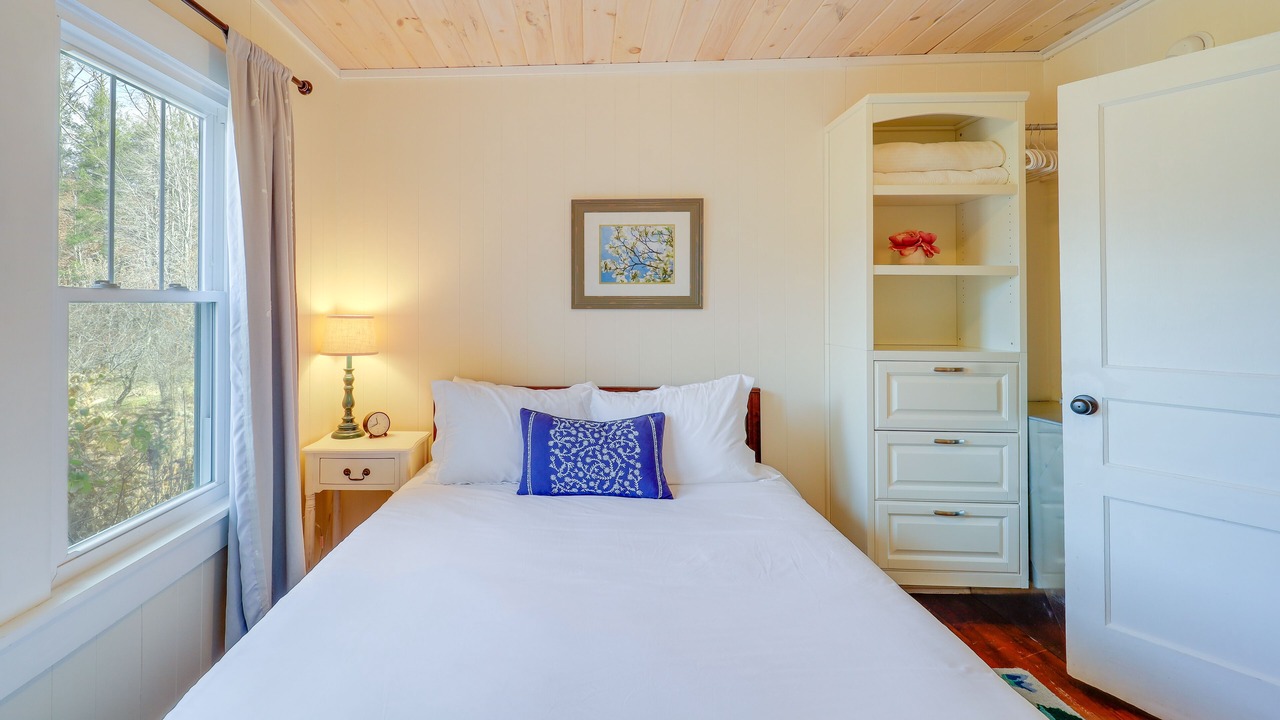 Photo of Bedroom in Roan Mountain