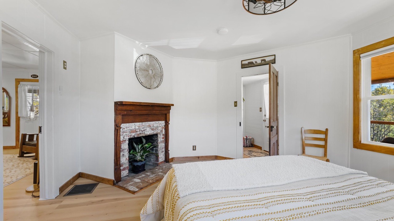 Photo of Bedroom in Weaverville