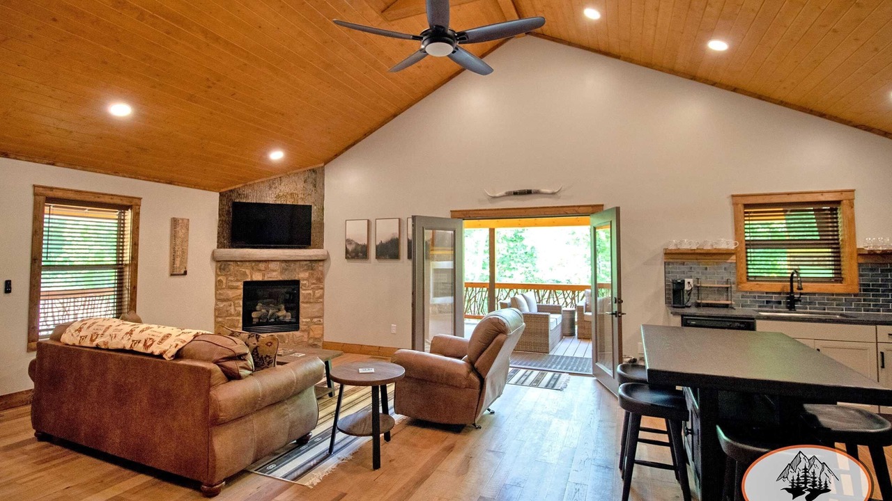Photo of Livingroom in Roan Mountain