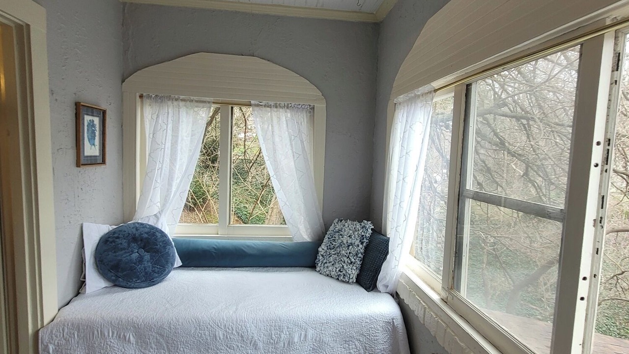 Photo of Bedroom in Grove Park- Sunset