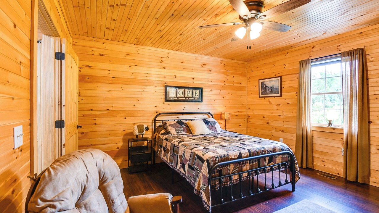 Photo of Bedroom in Beattyville